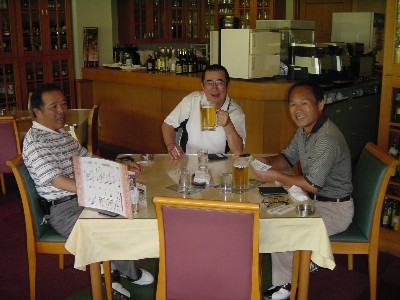 左から古川さん・福元さん(15回卒)、山本さん(22回卒)、